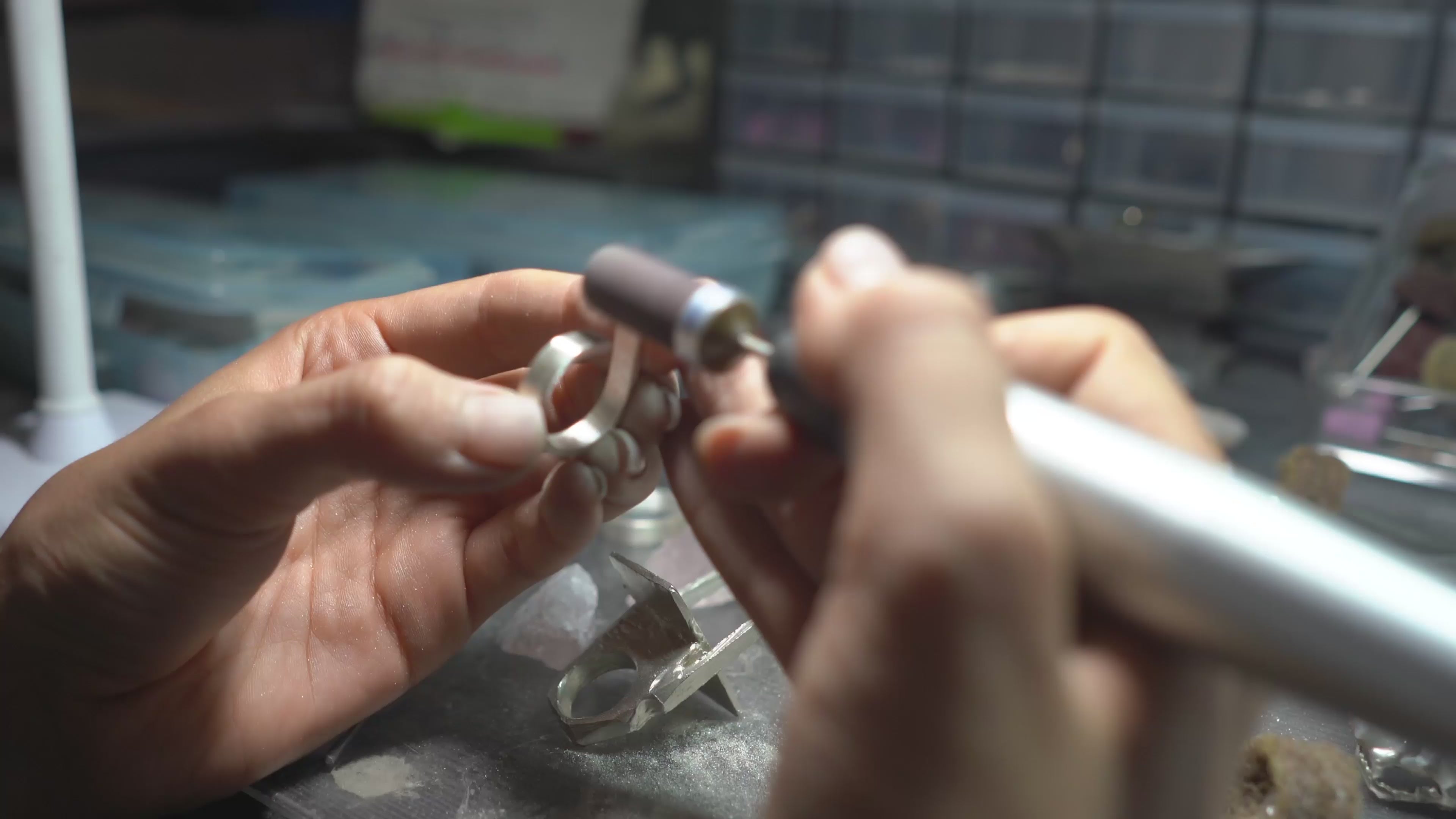 Video laden: Handgemachter Schmuck - Ynnovia
